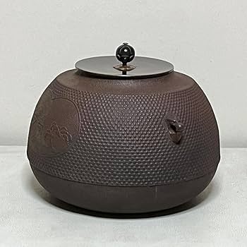 Amazon.co.jp: 佐藤清光 間取霰 繰口釜 共箱 風炉釜 鶴松地紋 霰